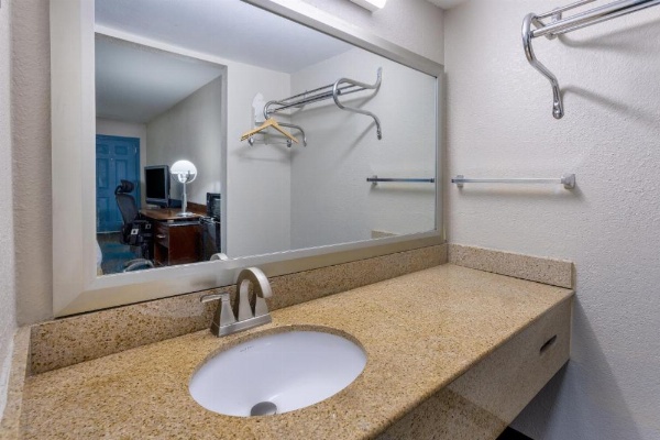 Days Inn by Wyndham Columbia image 12