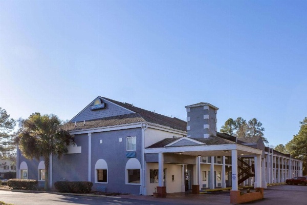 Days Inn by Wyndham Columbia image 17