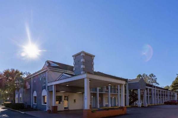 Days Inn by Wyndham Columbia image 18