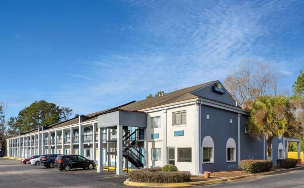 Days Inn by Wyndham Columbia image 2