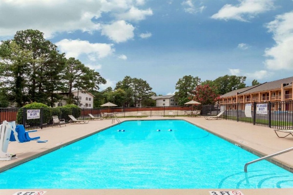 Days Inn by Wyndham Columbia image 23