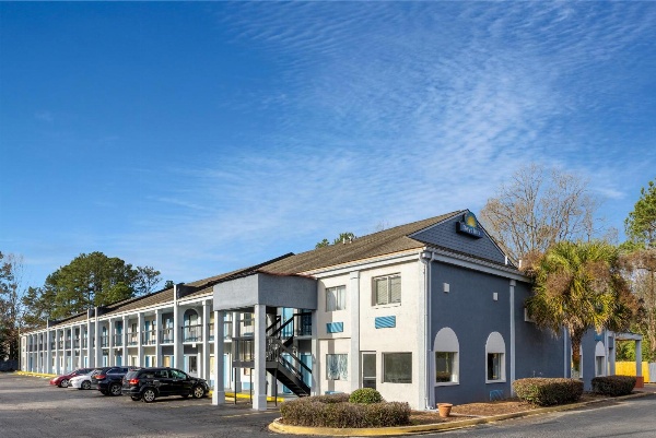 Days Inn by Wyndham Columbia image 7
