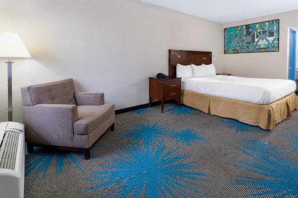 Days Inn by Wyndham Columbia image 9